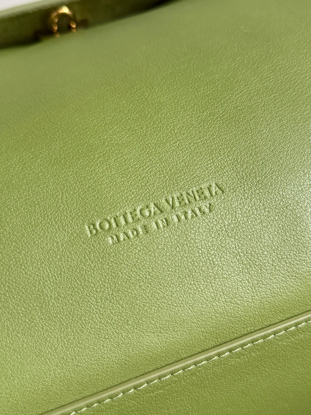 Batch 3160 BottegaVeneta Latest Ciao Ciao Bag Silky cowhide two-way flap handbag with signature twist detail, hidden hook closure, flap can be fastened to the front or attached to the INTRECCIATO woven internal pocket, comes with an adjustable and removable crossbody strap, internal compartment, and also features a zippered pocket. The surprise flap has various shapes. Style 1 - Cover the bag surface, exposing the knot and knot decoration. Style 2 - Place the flap inside the bag. A buckle is also designed. Style 3 - The U-shaped position of the top handle in the hand bag. Style No.: 826195 Size: 42*32*15cm